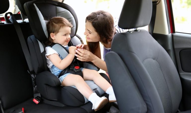 Este es el asiento menos seguro del auto para tus hijos según un estudio