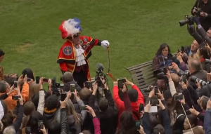 Pregonero no oficial se roba las miradas al anunciar el nacimiento de 'Baby Sussex' fuera de Windsor