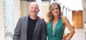 Conductor de "Resistiré" funó con video a trabajadora que le robaba en su hotel en Santiago