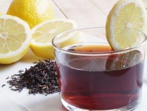 Elimina la grasa de tu pelo con este tratamiento de té negro y limón