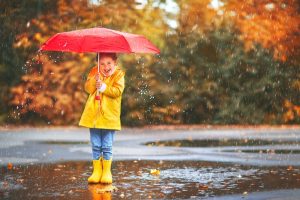 ¿Es beneficioso que los niños jueguen bajo la lluvia?