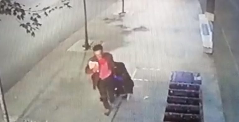 Video muestra al sujeto que quemó a una mujer caminando con la maleta previo a prenderle fuego