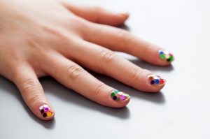 Uñas confeti: ¡Así es la nueva tendencia en manicure!