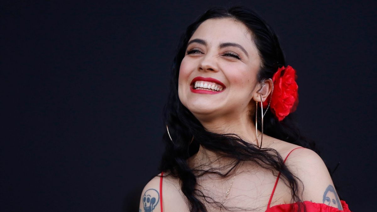 Mon Laferte sorprende con foto en topless y muestra su primer tatuaje