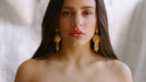 Rosalía cautivó al mundo cantando a capella para revista "Vogue"