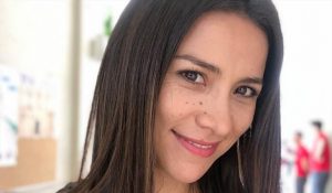 Así respondió Loreto Aravena tras críticas por cubrir el rostro de su hija en bicicleta