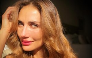 Carolina de Moras disfrutó del eclipse solar con un nuevo cambio de look