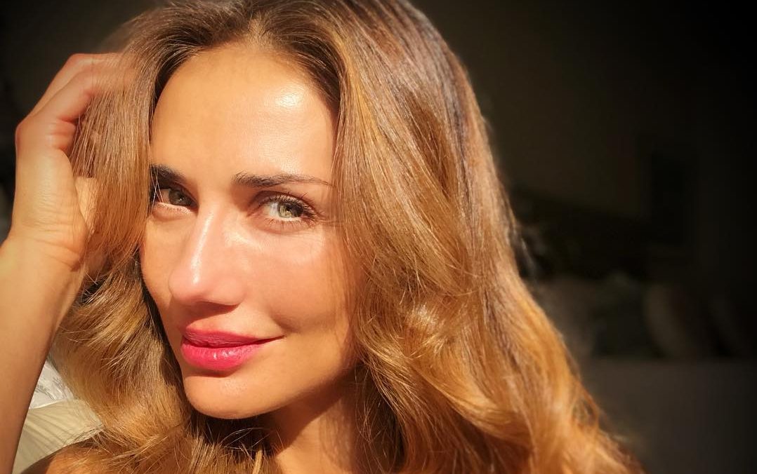 Carolina de Moras disfrutó del eclipse solar con un nuevo cambio de look