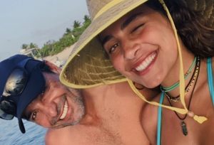 Chayanne posa junto a su familia con disfraces de Halloween