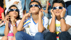 ¿Cómo ver un eclipse solar con tus hijos?