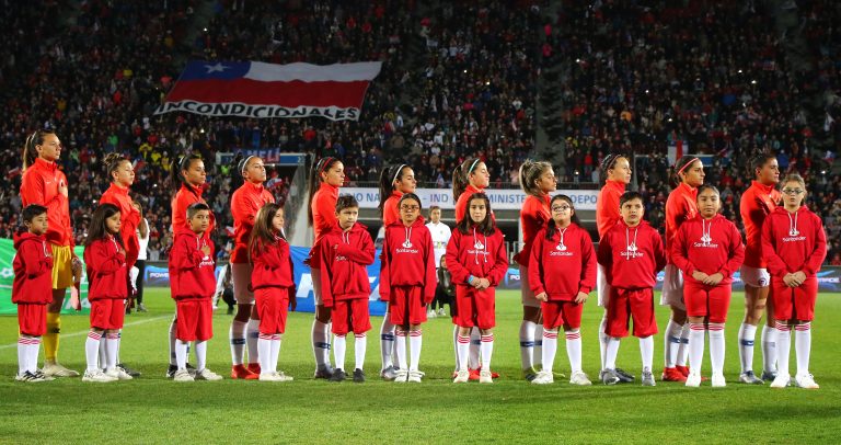 Ya es tradición: Hinchas internacionales aplauden interpretación del himno nacional de la Roja Femenina