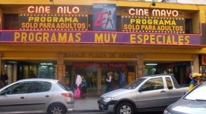 Históricas salas de cine triple X dejan de funcionar en Santiago