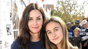 Hija de Courteney Cox se luce con vestido que usó la actriz hace 21 años