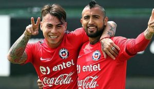 Mira la divertida "guerra de dobles" entre Arturo Vidal y Eduardo Vargas