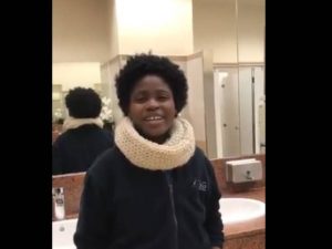 Joven haitiana sorprende con su talento vocal en un baño público