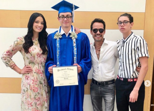 Marc Anthony hizo un alto en su agenda para asistir a la graduación de su hijo