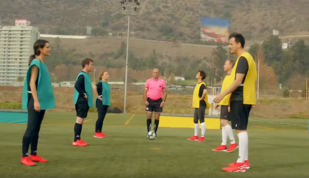 Rostros de TVN y Canal 13 comparten en divertido comercial por la Copa América