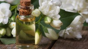 Descubre como perfumar tu pelo con aceite de jazmín