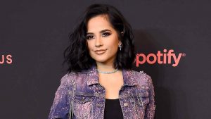 Becky G comparte selfie a cara deslavada y se compara con conocido dibujo animado