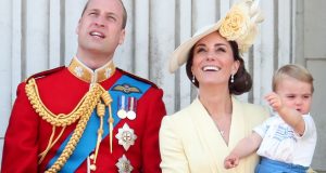 La primera aparición del príncipe Louis: Lo hizo con un look idéntico al del su tío Harry