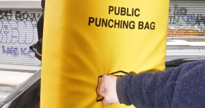Iniciativa contra el estrés en Nueva York: Instalaron sacos de boxeo en la vía pública
