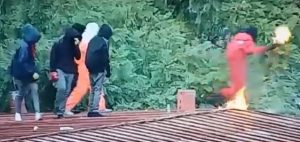 Imágenes sensibles: Video capta momento en que encapuchado se quema lanzando una molotov en el Instituto Nacional