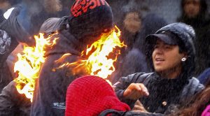 Encapuchado terminó quemado durante la marcha en Santiago