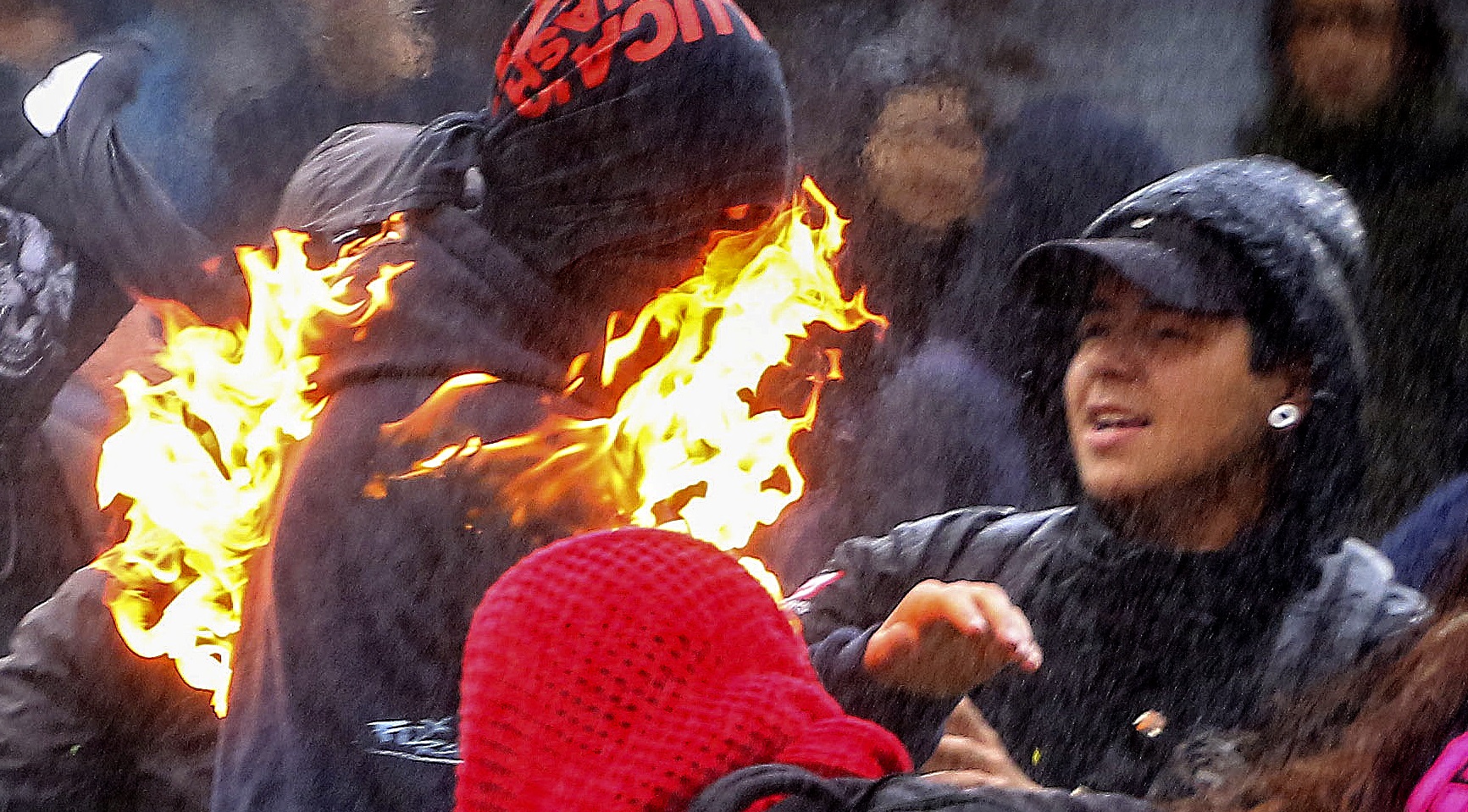 Encapuchado terminó quemado durante la marcha en Santiago