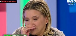 Claudia Schmidt no pudo con las lágrimas en "Intrusos" al recordar el maltrato de su padre