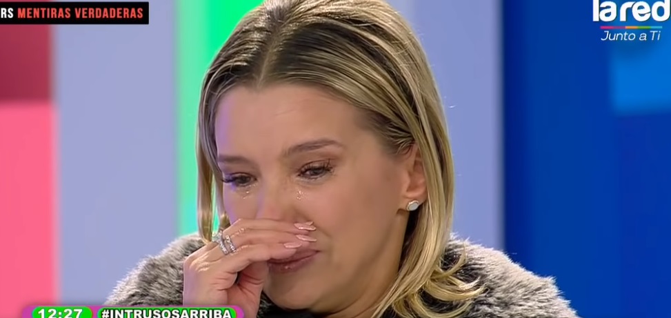 Claudia Schmidt no pudo con las lágrimas en "Intrusos" al recordar el maltrato de su padre