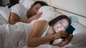 ¿Qué es el micro-cheating? ¿Existe algo como la micro-infidelidad o el micro-engaño?