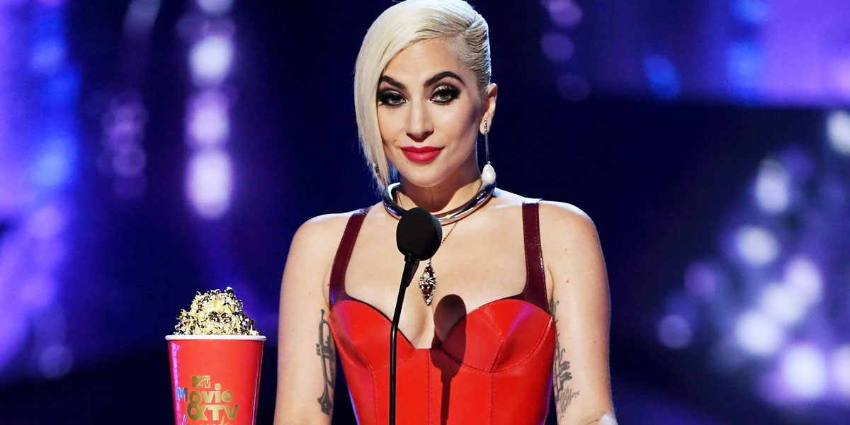 Lady Gaga confunde a televidentes con look que la hace ver igual a Gwen Stefani