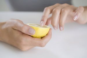 3 maneras de blanquear tus uñas en casa con limón