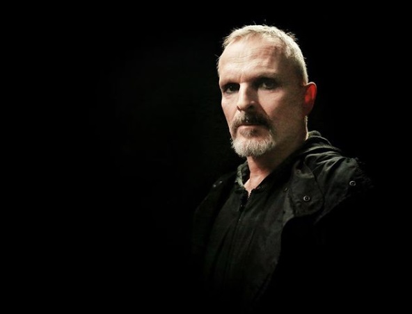 Miguel Bosé arremete otra vez contra Michelle Bachelet