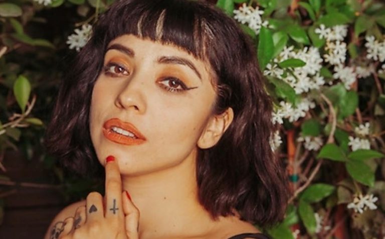 "Me liberé": Mon Laferte compartió foto al natural y luciendo sus canas