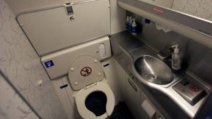 Pasajera se confundió y abrió la puerta de emergencias en vez de la del baño en un avión