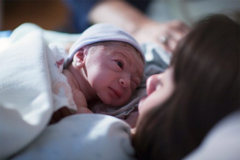 Senado aprueba proyecto que permite anteponer el apellido de la madre