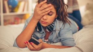 Estudio revela relación entre redes sociales y depresión en adolescentes