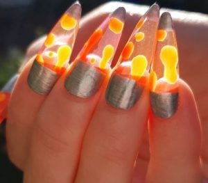 Uñas de lámpara de lava: Descubre la nueva tendencia en manicure