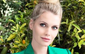 El vestido transparente con el que la sobrina de Lady Di se robó las miradas en lujoso evento