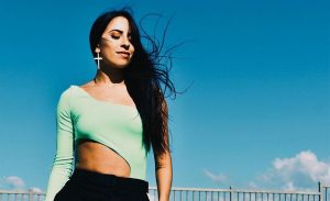 Bailarina chilena se luce en nuevo videoclip de J Balvin y Bad Bunny, "Qué pretendes"