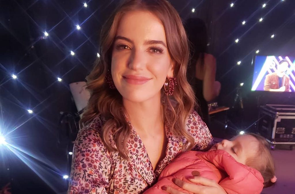 Millaray Viera con su hija