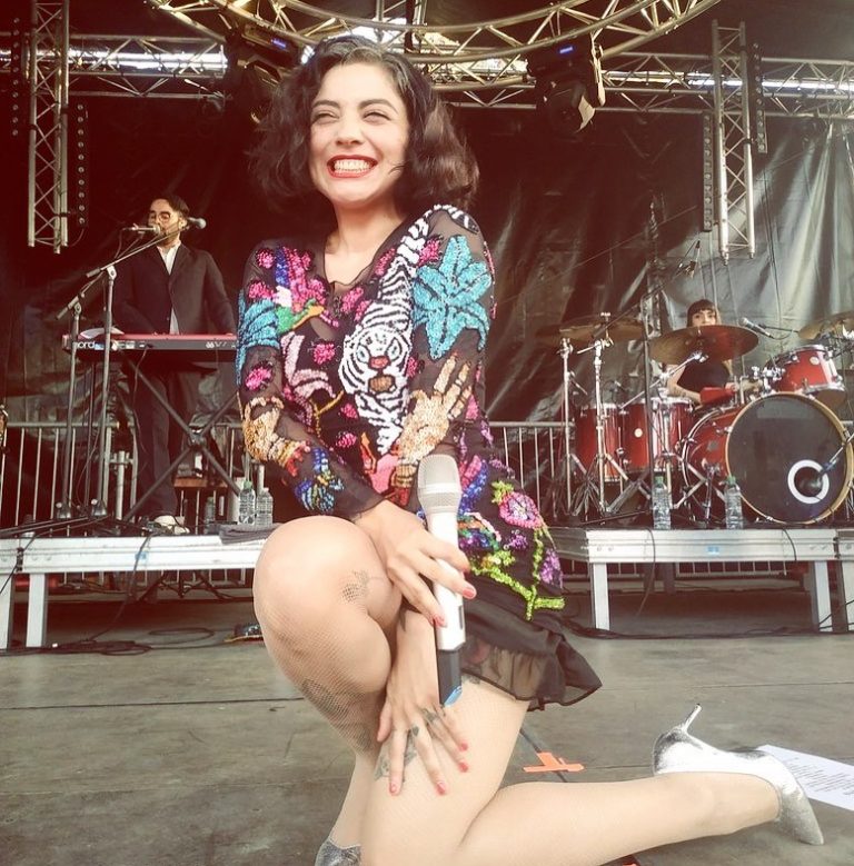 Mon Laferte sacó aplausos al bajar del escenario y bailar cueca con el público en Suecia
