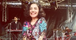 Mon Laferte sacó aplausos al bajar del escenario y bailar cueca con el público en Suecia