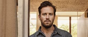 Polémica por actor Armie Hammer tras grabar cómo su hijo le chupaba un dedo del pie