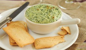 Prueba esta salsa de espinacas ideal para acompañar tu viernes