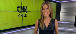 La cruzada de Mónica Rincón para normalizar el uso de zapatillas al dar las noticias