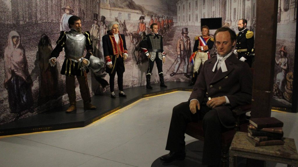 Museo de cera de Las Condes retrasa inauguración — FMDOS