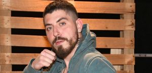 Critican a Mega por emitir violenta escena de Sargento Rap con un hacha en "Resistiré"