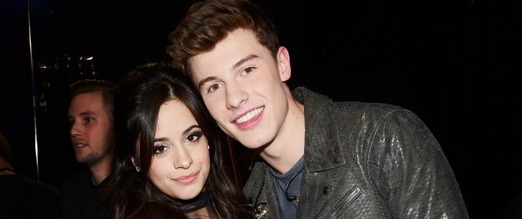 ¿Ya es oficial? Camila Cabello y Shawn Mendes se besan en público